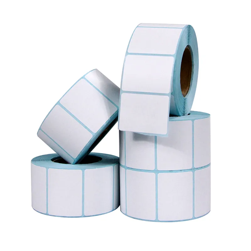 Một cuộn giấy in mã vạch nhiệt tự dính màu trắng, thường dùng trong in ấn nhanh chóng