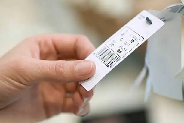 Tem nhãn mã vạch dán trên sản phẩm quần áo trong môi trường shop thời trang thực tế