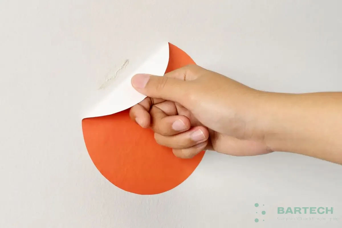 Hướng dẫn cách dán tem nhãn đúng cách để tránh tem bị bong sau khi dán