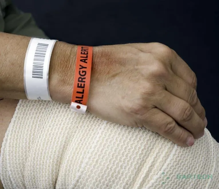 Nhân viên y tế quét mã vạch trên vòng tay bệnh nhân